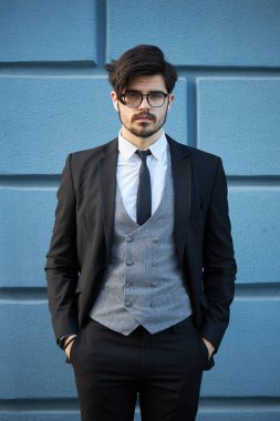 Yakışıklı, zarif iş adamı takım elbise giyiyor.