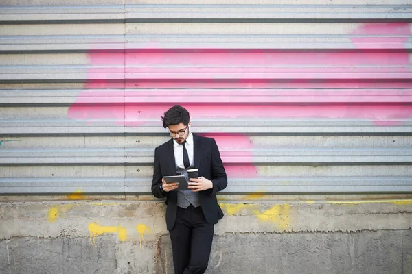 Επιχειρηματίας Χρησιμοποιώντας Ένα Tablet Έξω Στο Δρόμο Της Πόλης Φορώντας — Φωτογραφία Αρχείου