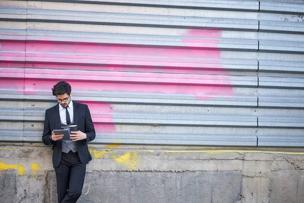 Empresario Usando Una Tableta Afuera Calle Ciudad Usando Ropa Elegante —  Fotos de Stock