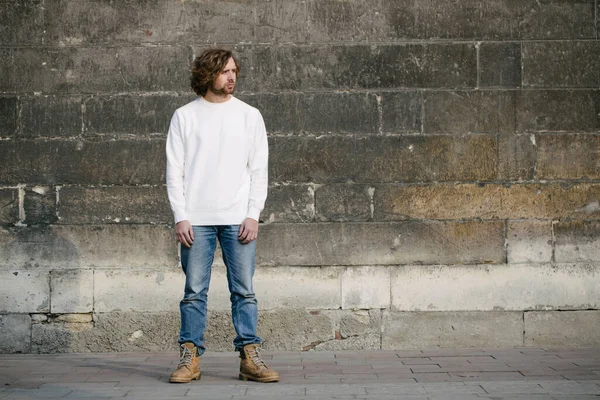 Man Met Witte Sweater Hoodie Voor Mock Logo Ontwerpen Design — Stockfoto