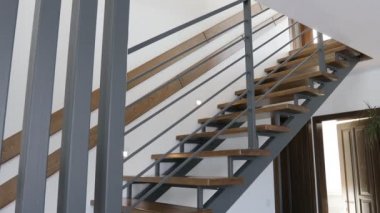 Modern evdeki modern merdiven ya da merdiven.