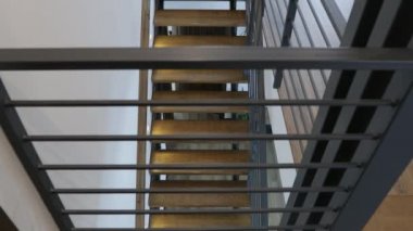 Modern evdeki modern merdiven ya da merdiven.