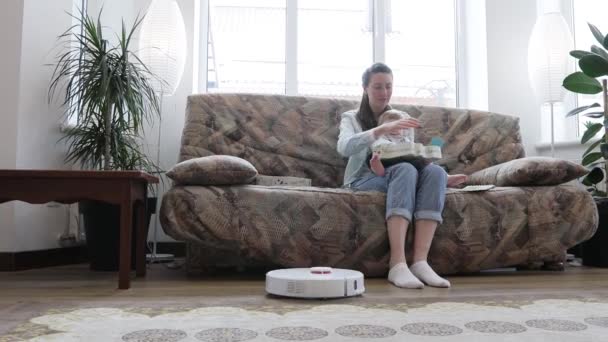 Robot Porszívó Takarítás Nappaliban Míg Anya Gyermek Játszik Zárt Térben — Stock videók