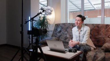 Kadın blogcu ya da video kaydedicisi evde konuşuyor