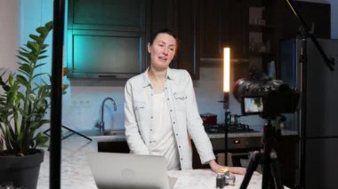 Kadın blogcu ya da video kaydedicisi evde konuşuyor