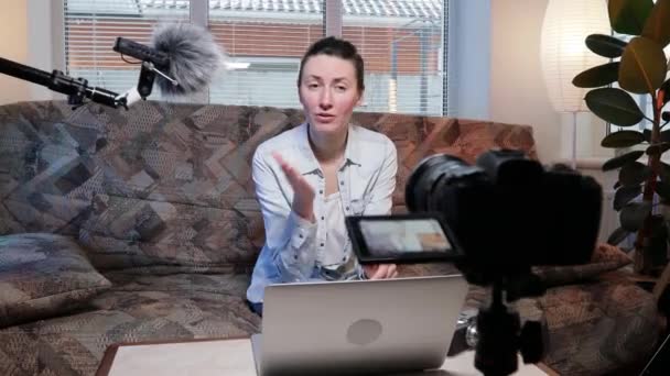 Bloggerin Oder Vloggerin Spricht Hause Vor Der Kamera — Stockvideo