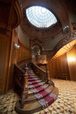 Lviv / Ukrayna - 27 Ekim 2020: Lviv antik kumarhanesinde merdivenler