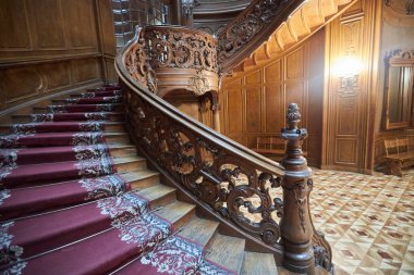 Lviv / Ukrayna - 27 Ekim 2020: Lviv antik kumarhanesinde merdivenler