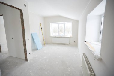 Evin iç dekorasyonu ya da inşaatı tamamlanmamış.