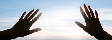 Gökyüzüne uzanan eller ışıktan kör olur. İnanç kavramı