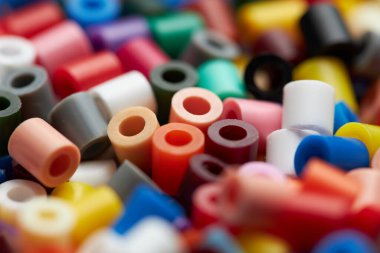 Plastik boncuklardan yapılmış renkli arkaplan