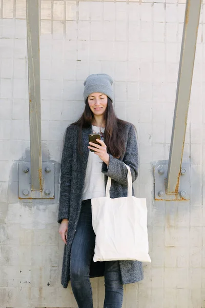 Vrouw Met Witte Textiel Tote Eco Tas Stedelijk Gebied Ecologie — Stockfoto