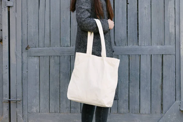 Donna Possesso Tessuto Bianco Tote Eco Bag Zona Urbana Ecologia — Foto Stock