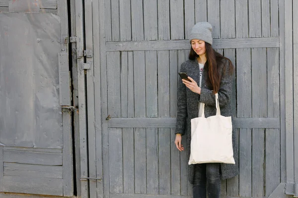 Donna Possesso Tessuto Bianco Tote Eco Bag Zona Urbana Ecologia — Foto Stock