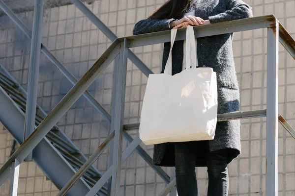 Mujer Sosteniendo Bolso Ecológico Textil Blanco Zona Urbana Ecología Concepto —  Fotos de Stock