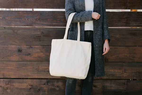 Mujer Sosteniendo Bolso Ecológico Textil Blanco Zona Urbana Ecología Concepto —  Fotos de Stock