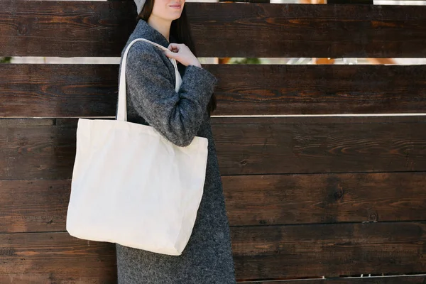 Donna Possesso Tessuto Bianco Tote Eco Bag Zona Urbana Ecologia — Foto Stock