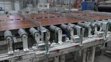 Marangozluk fabrikası. Parke tahtasının üretim hattı. Kaplamalı döşeme için modern sanayi fabrikası.