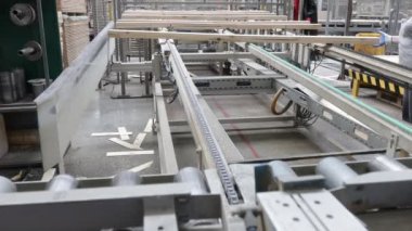 Marangozluk fabrikası. Parke tahtasının üretim hattı. Kaplamalı döşeme için modern sanayi fabrikası.