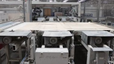 Marangozluk fabrikası. Parke tahtasının üretim hattı. Kaplamalı döşeme için modern sanayi fabrikası.