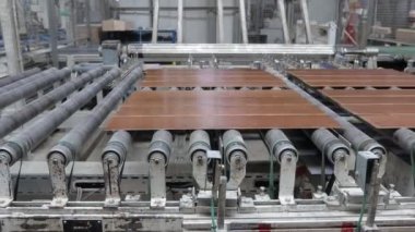Marangozluk fabrikası. Parke tahtasının üretim hattı. Kaplamalı döşeme için modern sanayi fabrikası.