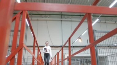 Marangoz fabrikasındaki iş kadını tablet bilgisayar kullanıyor. Marangozluk fabrikası. Parke tahtası üretimi için bir fabrika