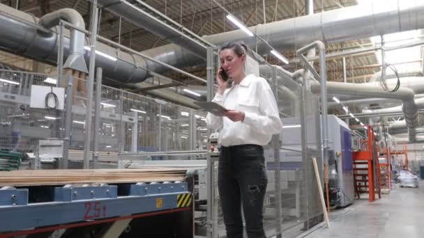 Femme Affaires Dans Usine Menuiserie Utilisant Tablette Une Menuiserie Usine — Video