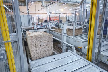 Marangozluk fabrikası. Kaplama üretimi için otomatik ekipman. Modern robot fabrikası içeride. Ahşap işçiliği