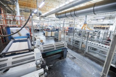 Marangozluk fabrikası. Kaplama üretimi için otomatik ekipman. Modern robot fabrikası içeride. Ahşap işçiliği