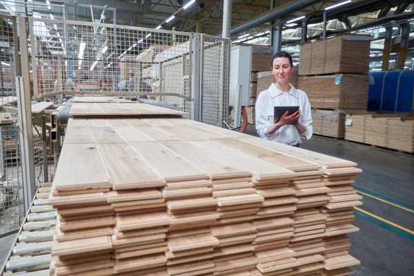 タブレットPcを使用して大工工場のビジネス女性 大工工場だ 寄木細工板の製造工場 — ストック写真