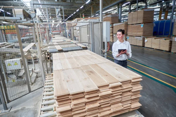タブレットPcを使用して大工工場のビジネス女性 大工工場だ 寄木細工板の製造工場 — ストック写真