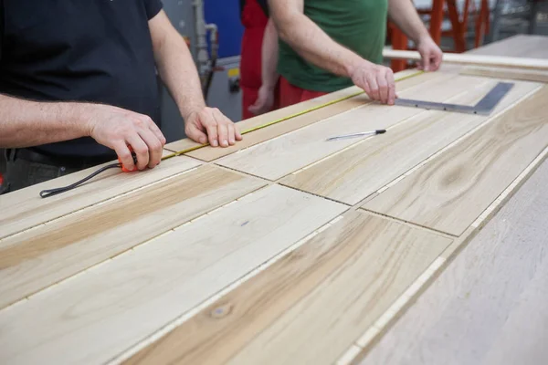Tesaři Pracují Továrně Dřevo Stroji Výrobní Proces Dřevěného Nábytku Umístění — Stock fotografie