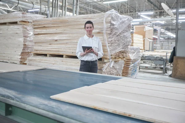 タブレットPcを使用して大工工場のビジネス女性労働者 大工工場だ 寄木細工板の製造工場 — ストック写真