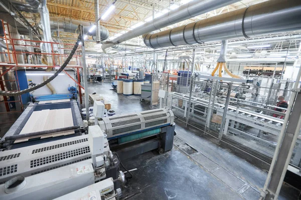 大工工場だ ラミネート生産のための自動化機器 屋内に近代的なロボット工場 木工生産 — ストック写真