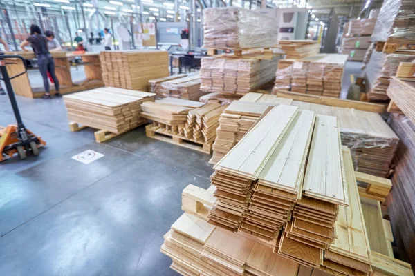 大工工場だ 近代化された木工製造 寄木細工の床工場内の木製パネルを構成するロボット機器 — ストック写真