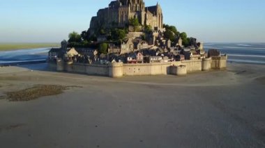 Le Mont Saint-Michel gelgit adası Alacakaranlıkta, Normandiya, Fransa