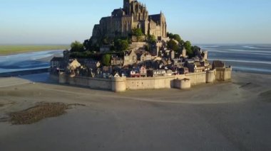 Le Mont Saint-Michel gelgit adası Alacakaranlıkta, Normandiya, Fransa