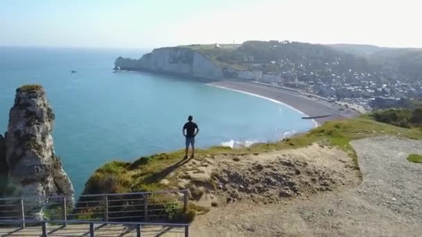 Etretat Fransa Güneşli Bir Günde Kıyısı Okyanusu Olan Güzel Kıyı — Stok video