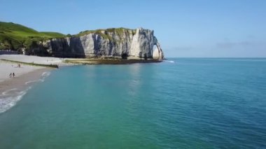 Etretat, Fransa - güneşli bir günde kıyısı ve okyanusu olan güzel kıyı şeridi ve kaymak kayalıkları manzarası