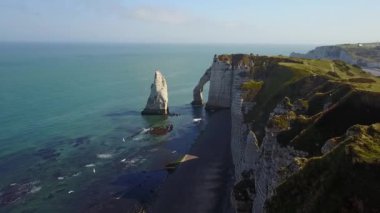Etretat, Fransa - güneşli bir günde kıyısı ve okyanusu olan güzel kıyı şeridi ve kaymak kayalıkları manzarası