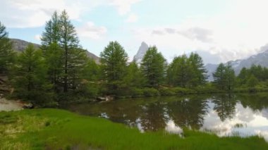 İsviçre 'nin Zermatt şehrinde beyaz kar ve mavi gökyüzü ile Matterhorn Dağı
