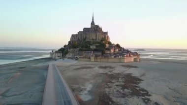 Le Mont Saint-Michel gelgit adası Alacakaranlıkta, Normandiya, Fransa