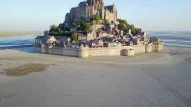 Le Mont Saint-Michel gelgit adası Alacakaranlıkta, Normandiya, Fransa