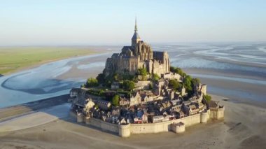 Le Mont Saint-Michel gelgit adası Alacakaranlıkta, Normandiya, Fransa