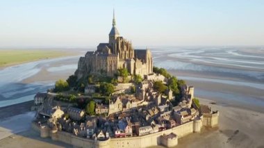 Le Mont Saint-Michel gelgit adası Alacakaranlıkta, Normandiya, Fransa