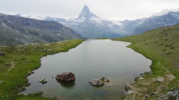 Matterhorn Mountain Med Vit Snö Och Blå Himmel Zermatt Stad — Stockvideo