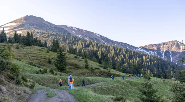 Hikers Enjoying High Peak View Mountains Summer Beautiful Winter Mountain — Stok fotoğraf