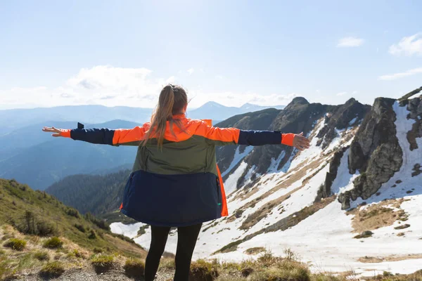 Woman Hiker Enjoying High Peak View Mountains Summer — Stock Fotó