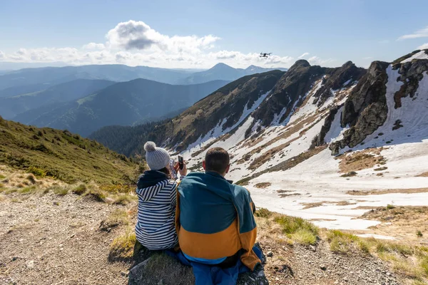 Hikers Enjoying High Peak View Mountains Summer Beautiful Winter Mountain — 스톡 사진