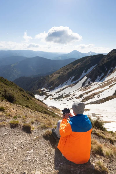 Man Flying Drone Mountains Pip Ivan Peak Marmarosy Ridge Carpathian — 图库照片